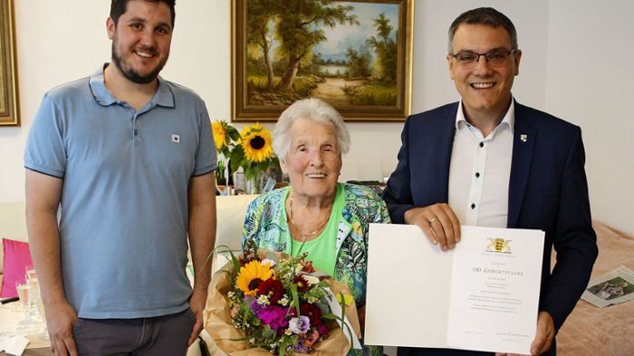 OB Abel gratuliert Anneliese Liebhardt zu ihrem 100. Geburtstag