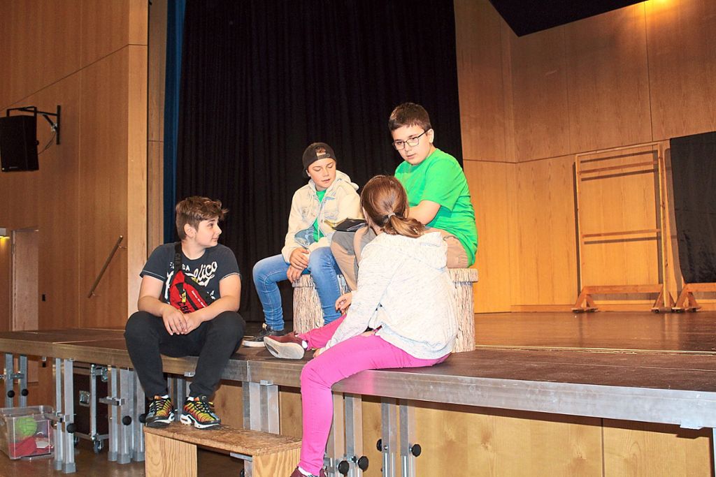 Das gemeinsame    Entwickeln und     Aufführen eines    Theaterstücks ist an der Nagolder Zellerschule  fester Bestandteil  im Unterricht der sechsten Klasse. Fotos: L. Hofmann