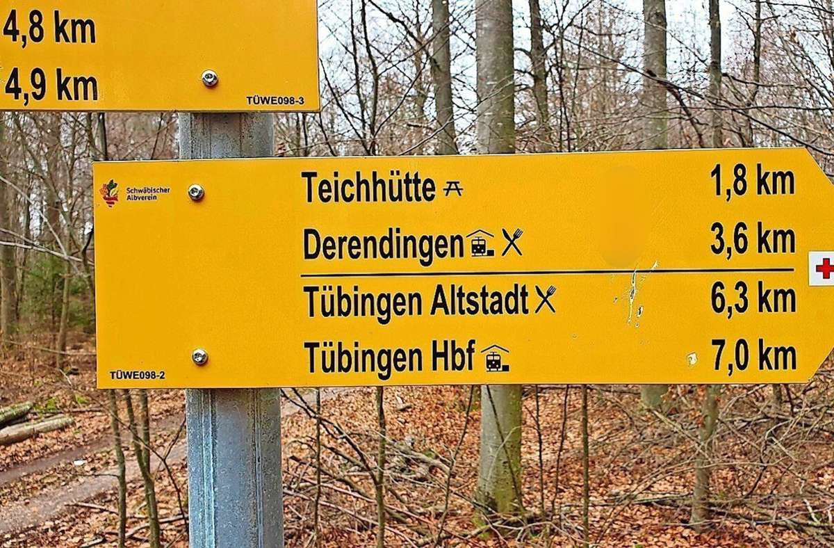 Vandalismus auf Wanderwegen: Verbogene Wegzeiger und beschädigte Schilder im Kreis Tübingen