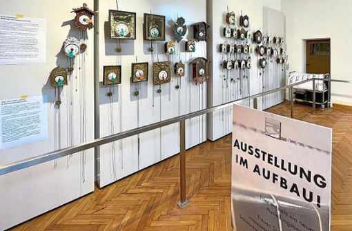 Eine neue Dauerausstellung mit kleinen Schwarzwalduhren des Sammlers Rainer Kern ist in den letzten Zügen des Aufbaus. Ab Dienstag sind die Exponate zu sehen. Foto: Junghans Terrassenbau Museum