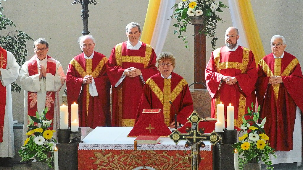 In seiner Predigt in der Schömberger Stadtkirche spricht Johannes Holdt (Mitte) auch den Priestermangel in der katholischen Kirche an.  Fotos: Wachter