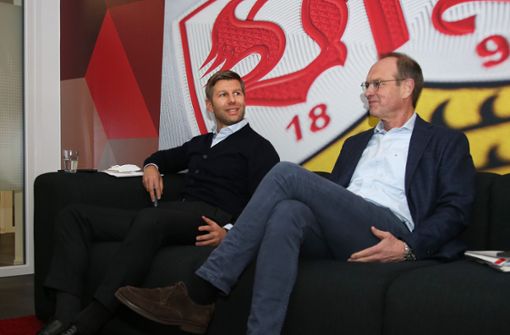 Verantwortliches VfB-Duo auf dem Sofa: Der Vorstandsvorsitzende Thomas Hitzlsperger (links) und der Finanzvorstand Thomas Ignatzi Foto: Baumann/Alexander Keppler