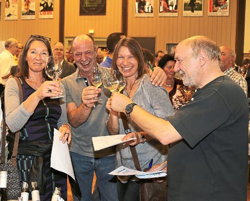 Mehr als 200 Weine wurden bei den Nagolder Weintagen in der Seminarturnhalle präsentiert und auch gekostet. Foto: Priestersbach