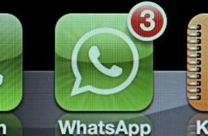 Nutzer sollen regelmäßig an das WhatsApp-Update erinnert werden (Symbolbild). Foto: dpa/Daniel Reinhardt