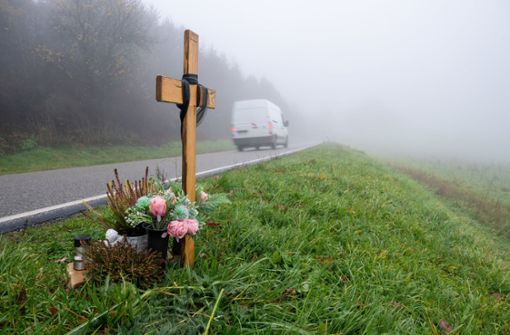 Ein Holzkreuz wurde  zum Gedenken am Tatort bei Kusel aufgestellt. (Archivbild) Foto: dpa/Harald Tittel