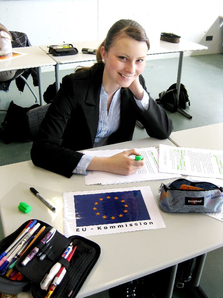 Große EU-Politik im Gymnasium: Die Präsidentin der Europäischen Kommission bereitet im Planspiel eine Gesetzeslesung vor. Foto: Schwarzwälder-Bote