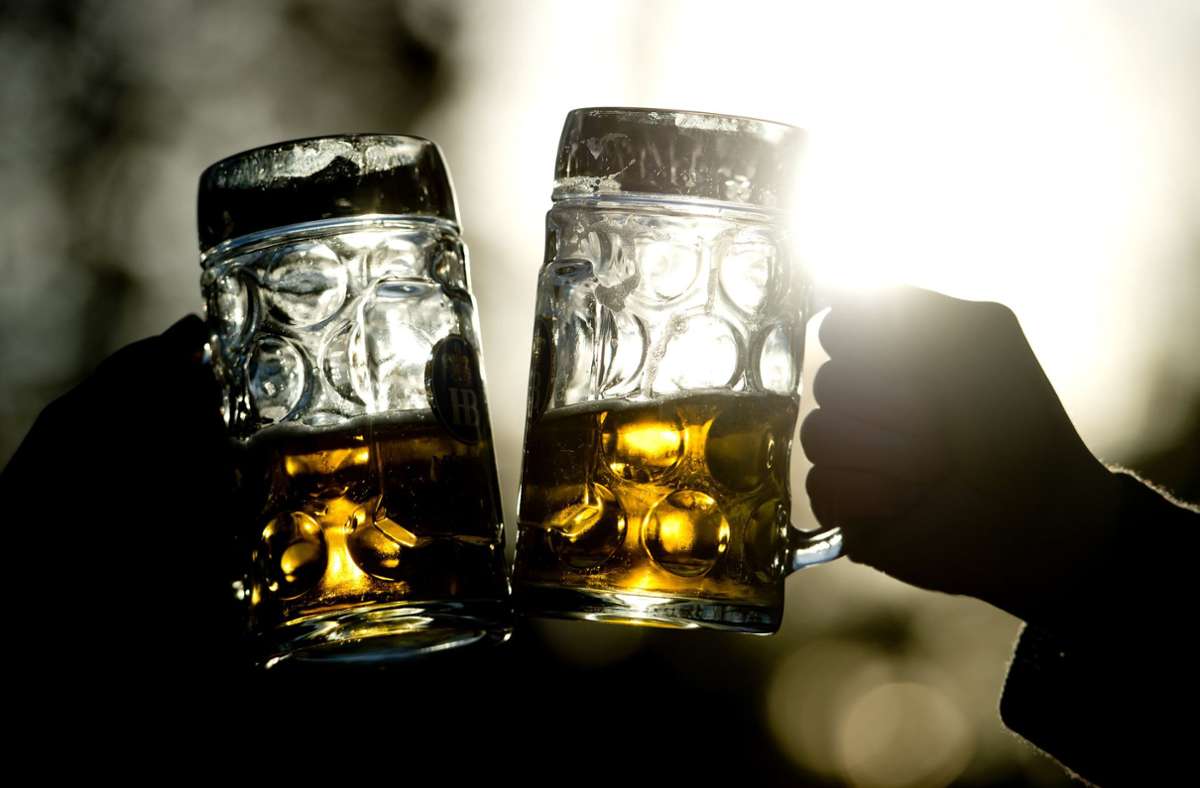 Gerade im Sommer für viele ein Muss: ein kühles Bier Foto: dpa/Sven Hoppe
