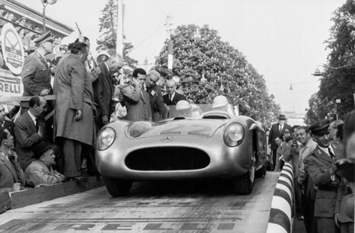 1. Mai 1955:  Die späteren Sieger der Mille Miglia Stirling Moss und Denis Jenkinson (Startnummer 722) im Mercedes-Benz Rennsportwagen 300 SLR (W 196 S) auf der Startrampe in Brescia. Foto: Mercedes-Benz Classic