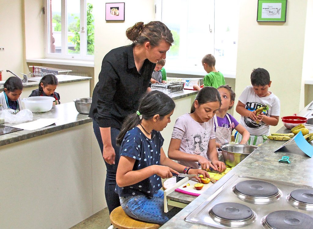 Kaum zu bremsen sind die Kinder beim Zubereiten von Obst und Gemüse am Tag der Schulfrucht. Foto: Hübner Foto: Schwarzwälder-Bote