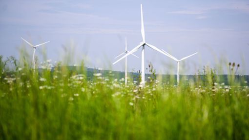 Im neue Teilregionalplan Windenergie könnten in Starzach weniger Windräder gebaut werden als ursprünglich geplant. (Symbolfoto) Foto: Julian Stratenschulte/dpa