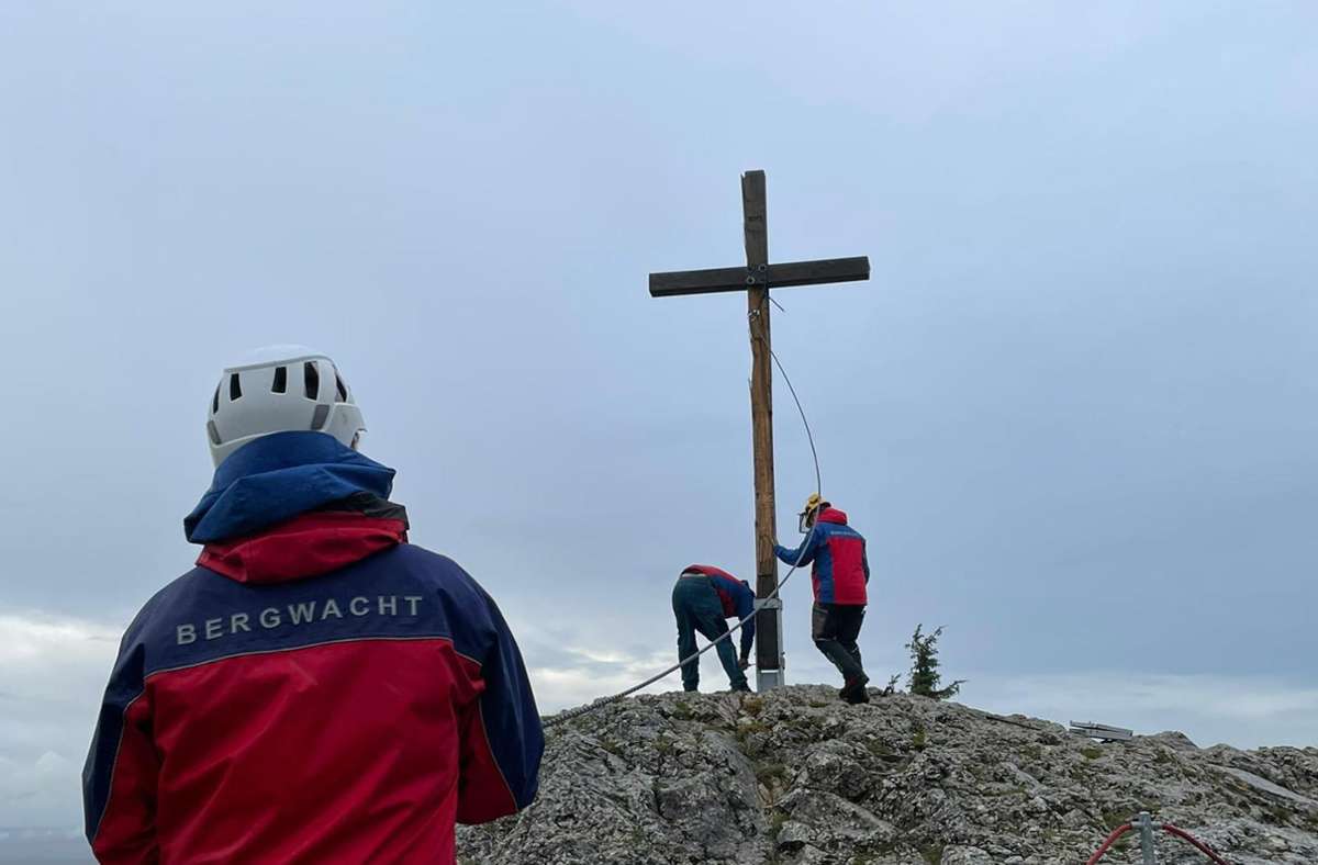 Die Bergwacht hat das beschädigte Lochenkreuz abgebaut. Foto: Neher
