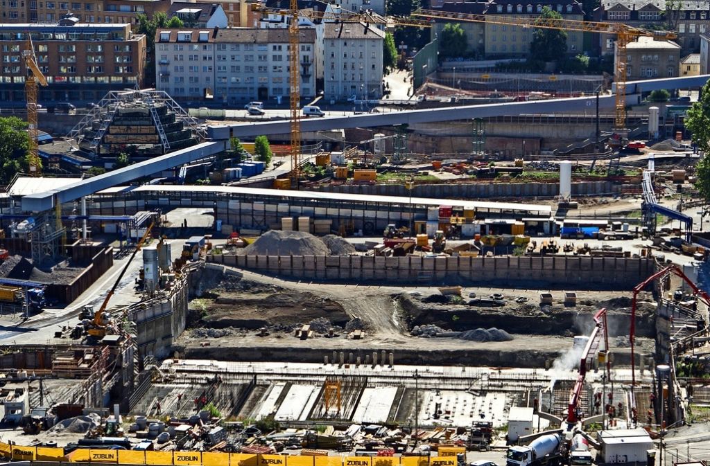 Auf der Baustelle im  Schlossgarten wird der Grundstein für den neuen Durchgangsbahnhof gelegt. Foto: dpa