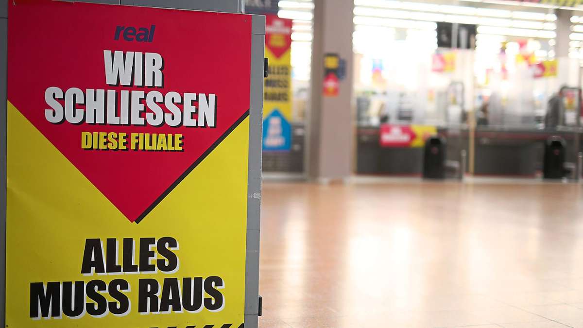 Plakate kündigen die Schließung der Real-Filiale im Schwarzwald-Baar-Center an. Am 25. September ist der letzte Tag.  