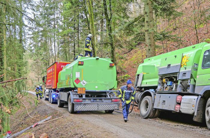 Feuerwehr pumpt 7000 Liter ab: Heizöl-Laster bleibt zwischen Seelbach und Schönberg im Graben stecken