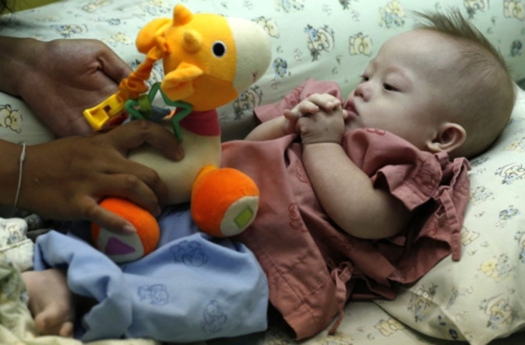 Wurde er von seinen Eltern verstoßen, weil er nicht gesund ist? Baby Gammy wurde in Thailand von einer Leihmutter zur Welt gebracht. Foto: dpa