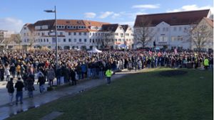 Auf dem Eugen-Bolz-Platz demonstrieren Rottenburger am Dienstag gegen Rechts. Foto: Nowotny