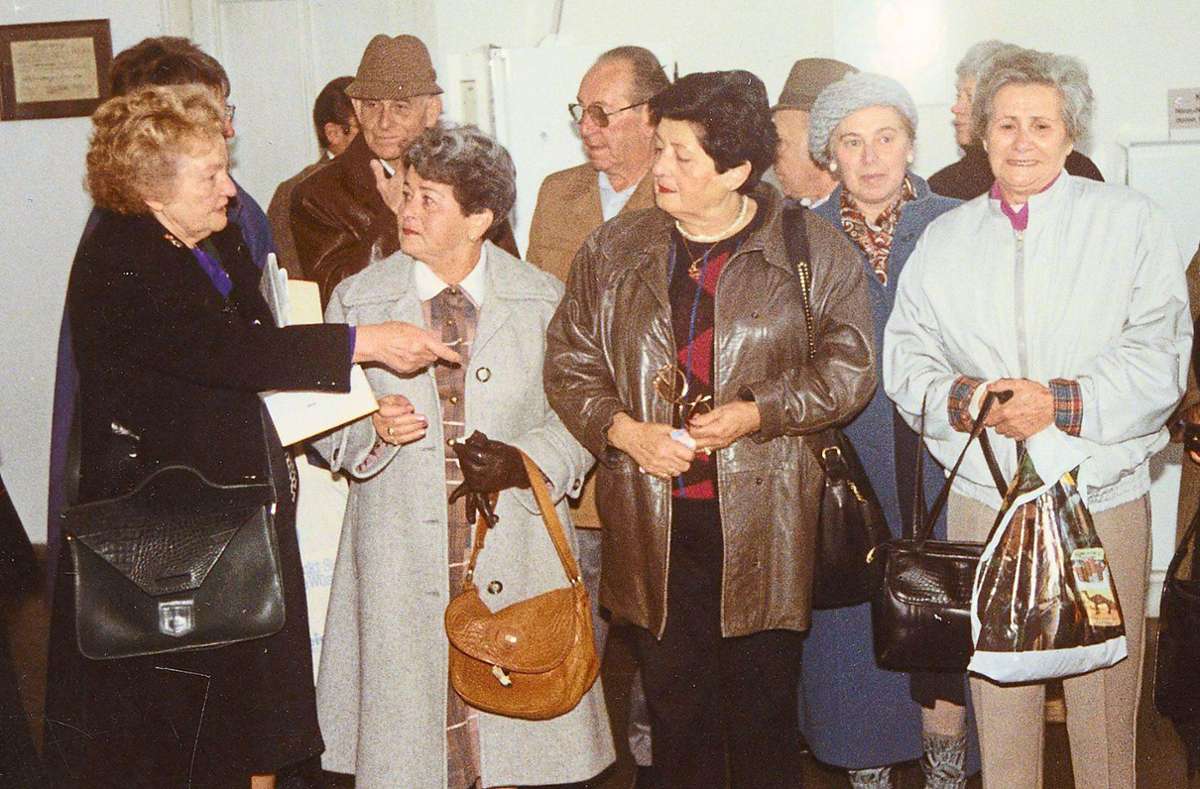 Rückkehr an den Ort des Schreckens: Sieben jüdische Überlebende des Calwer KZ-Außenlagers folgten 1989 der Einladung der Stadtverwaltung und kamen zurück nach Calw. Ihre Zeitzeugenberichte sind nun virtuell zugänglich.