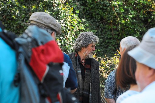 Reinhold Messner kam  auf Schloss Juval mit den Besuchern  aus Calw ins Gespräch. Foto: Schwarzwälder-Bote
