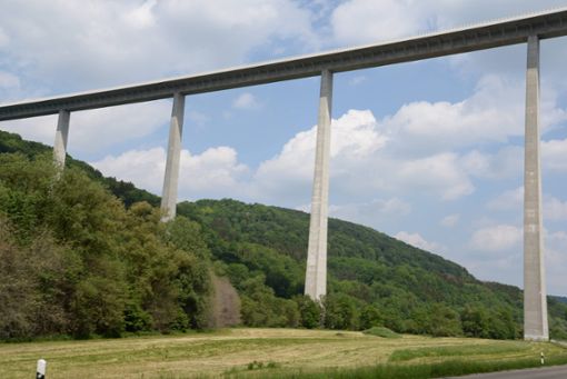 Die Kochertalbrücke bei Geislingen am Kocher in Baden-Württemberg ist mit einer maximalen Höhe von 185 Meter die höchste Brücke in Deutschland. Ihre 178 Meter hohen Brückenpfeiler waren die höchsten weltweit, bis sie 2004 vom Viaduc de Millau abgelöst wurden. Foto: Imago/Zoonar