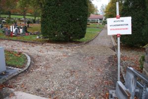 Derzeit manchmal noch ziemlich unwegsam, soll sich der Lauffener Friedhof bald auch für Gehbehinderte in einem passablen Zustand präsentieren. Fotos: Fussnegger Foto: Schwarzwälder-Bote
