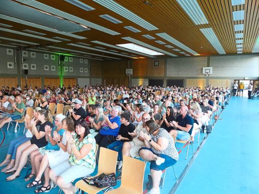 Rund 350 Bürger zog es am Mittwochabend in die Rheinauenhalle in Ottenheim. Dort hatten sich ihnen  sieben der zehn Bürgermeisterkandidaten vorgestellt. Außerdem konnten die Schwanauer direkt Fragen an die Bewerber richten.  Foto: Goltz