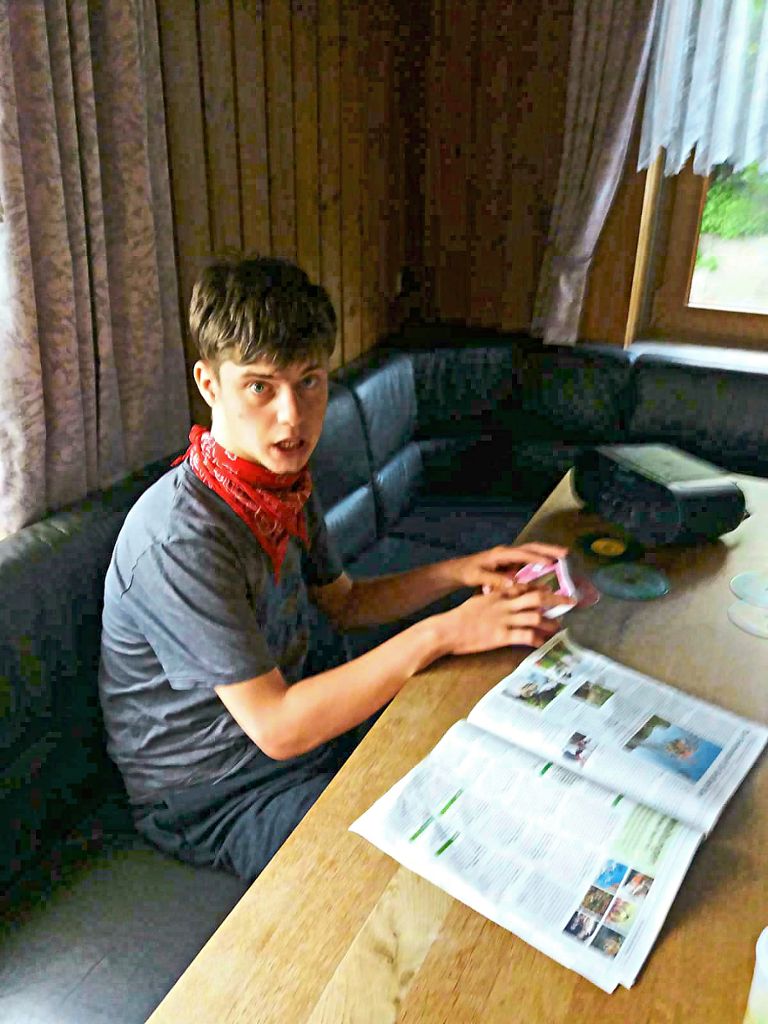 Nico Endress liebt die bunten Bilder in Zeitschriften.  Er hat das Syngap-Syndrom – als   eines von ganz wenigen  Kindern in Deutschland. Heute wird er 16 Jahre alt.