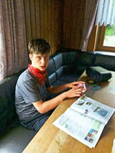 Nico Endress liebt die bunten Bilder in Zeitschriften.  Er hat das Syngap-Syndrom – als   eines von ganz wenigen  Kindern in Deutschland. Heute wird er 16 Jahre alt.  Foto: Privat