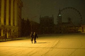 Ein Paar spaziert im dunklen Zentrum Kiews. Anderthalb Millionen Einwohner der Stadt sollen derzeit ohne Strom sein und mehr als zehn Millionen Ukrainer landesweit. Foto: dpa/Andrew Kravchenko