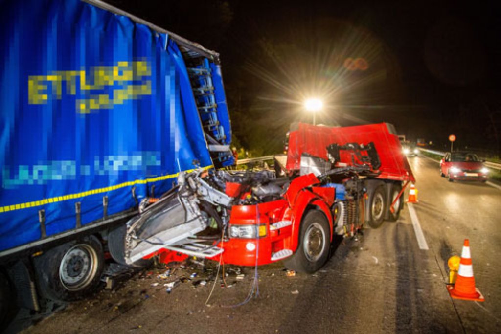 Völlig abrasiert wurde in der Nacht zum Mittwoch das Führerhaus eines Lkw auf der A5 bei Weingarten.