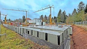 Die Arbeiten auf der  Baustelle „Kurviertel am Doniswald“ in Königsfeld laufen.  Insgesamt sollen 54 Wohnungen entstehen. Foto: Helen Moser