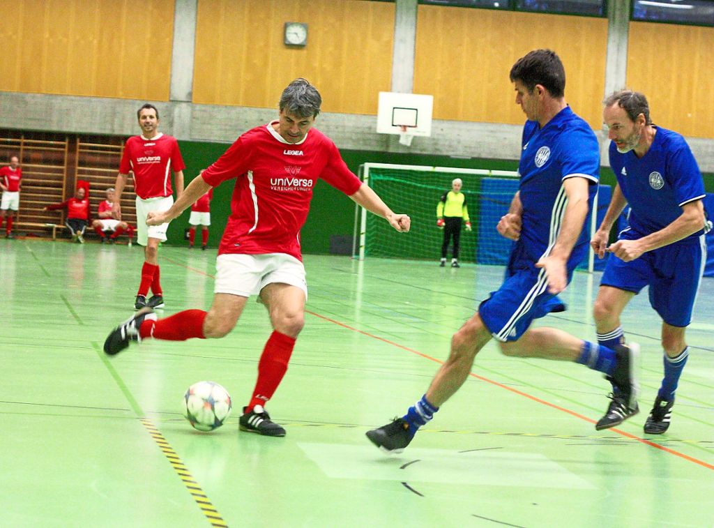 Im Endspiel um die Hallenbezirksmeisterschaft der Ü50-Senioren schlug der FC Überlingen (rote Trikots) den FC Frittlingen (blaue Trikots) mit 2:0. Foto: Peiker