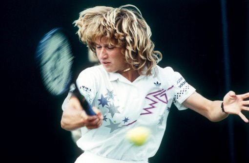 Wer hätte gedacht, dass eine blutjunge Deutsche die beste Rasenspielerin aller Zeiten schlagen könnte? Am 2. Juli 1988 schrieb Steffi Graf aus Brühl Tennisgeschichte und besiegte Martina Navratilova im Wimbledon-Finale. Foto: dpa