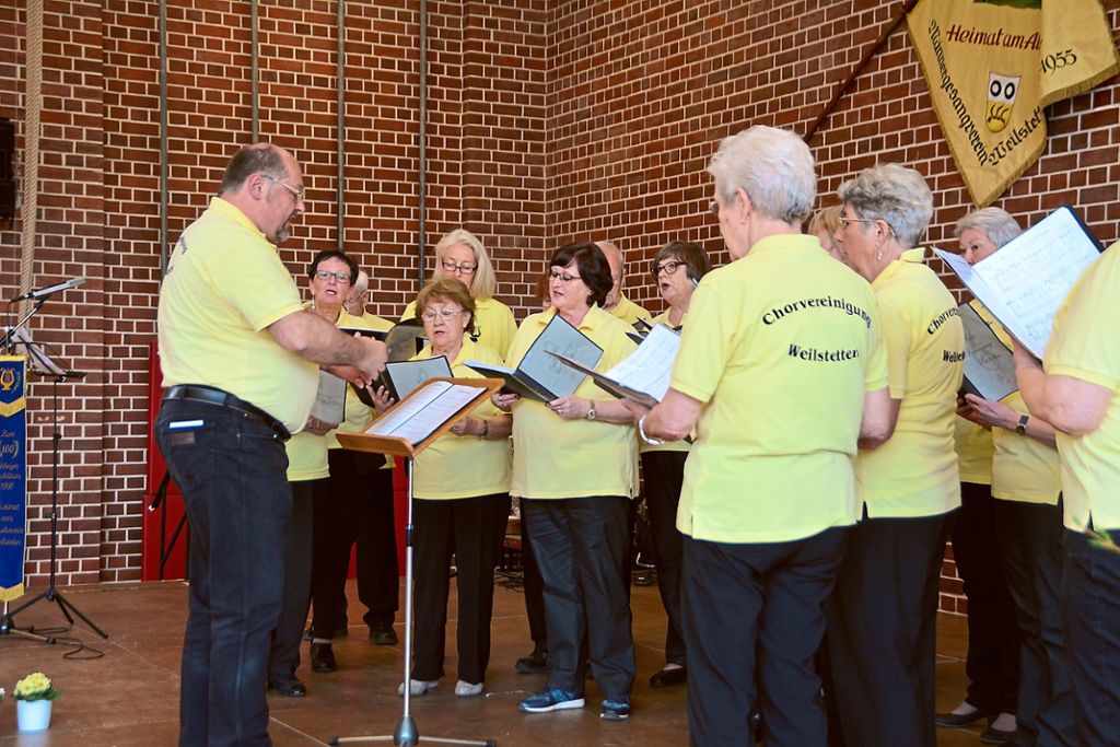 Die Chorvereinigung Weilstetten hat es sich nicht nehmen lassen, beim eigenen 120. Geburtstag zu singen.  Fotos: Dürrschnabel