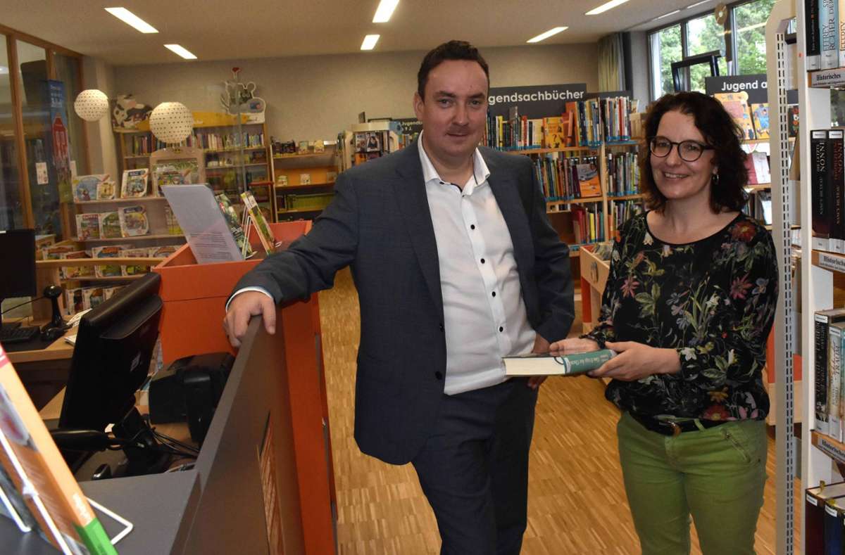 Dunningens Bürgermeister Peter Schumacher und Büchereileiterin Nadja Broghammer freuen sich auf das Jubiläumsfest am 23. und 24. September. Foto: Weisser