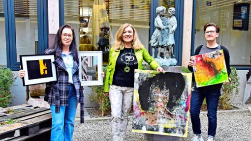Sie freuen sich auf die Ausstellung im Kapuziner: Barbara Corpino Sussmann (von links), Monika Kustermann und Organisatorin Christine Ott-Vollmer. Foto: Siegmeier