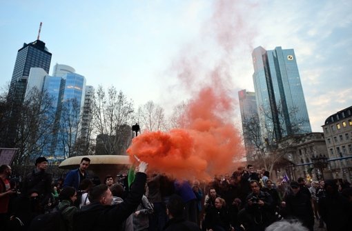 Bei der Eröffnung des neuen EZB-Gebäudes sind die Demonstrationen der Blockupy-Bewegung ausgeartet. Dabei entstand ein Schaden in Millionenhöhe. Foto: Getty Images Europe