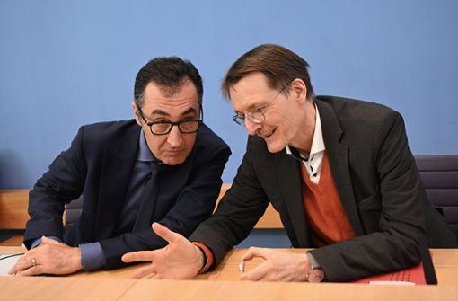 Wollen Cannabis-Konsum entkriminalisieren: die Bundesminister Cem Özdemir (Grüne) und Karl Lauterbach (SPD). Foto: dpa/Britta Pedersen