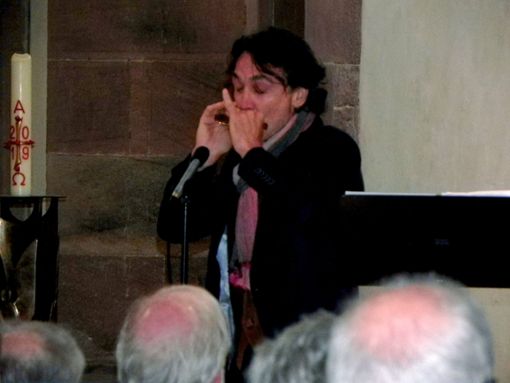 Fabrizio Giannuzzi zeigte virtuoses Können auf der Mundharmonika. Foto: Schwarzwälder Bote