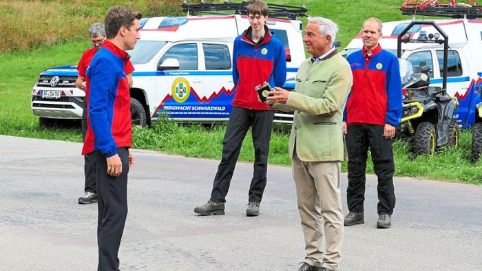 Innenminister Thomas Strobl übergibt in Glashütte Buhlbach neue Fahrzeuge 