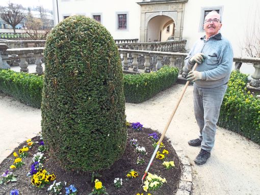 Mit der feinen Hacke kann Anton Laux auch unter den Blumen die Erde auflockern. Foto: Schnurr