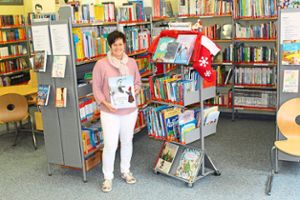 Besuchern der Jubiäumsfeier kann Büchereileiterin Ellen Wannenmacher auch schon Tipps für die Weihnachtszeit geben. Foto: Wind Foto: Schwarzwälder Bote