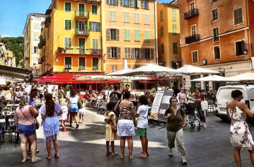 In die Cafés von Nizza ist das Leben zurückgekehrt. Franzosen und auch Touristen wollen sich die Urlaubsstimmung von steigenden Coronazahlen nicht vermiesen lassen. Foto: Knut Krohn