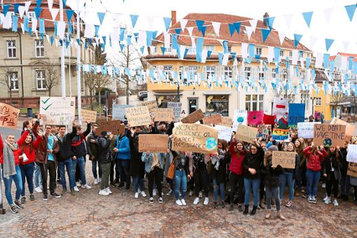 Mit Plakat und Stimme: Rund 200 Jugendliche demonstrieren am 23. Februar am Musikantenbrunnen vor dem Rathaus gegen Klimawandel und Handlungsunfähigkeit der Politik. Foto: Wursthorn