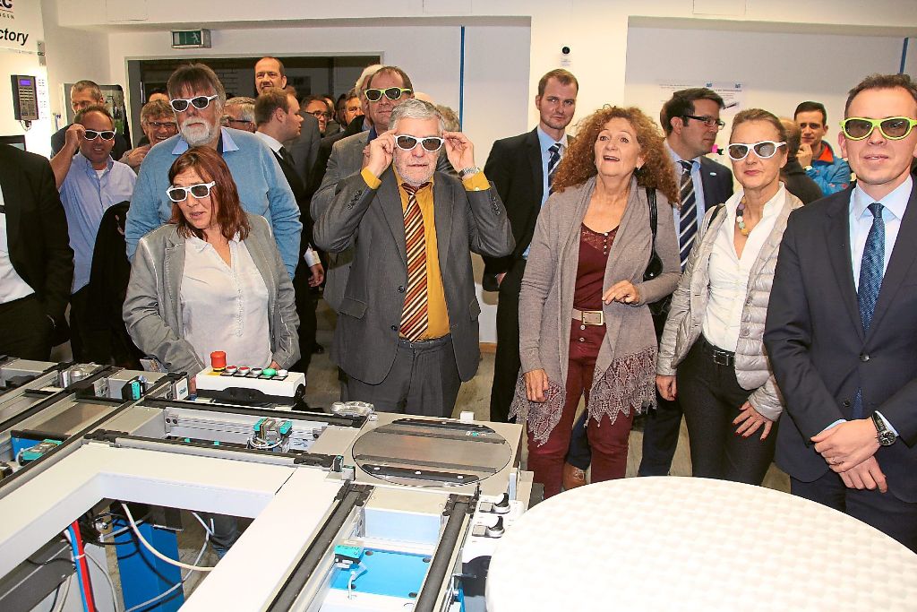 Das Geschehen im Bearbeitungszentrum war im Cyber-Classroom per 3D-Brille gut zu verfolgen.  Foto: Heinig Foto: Schwarzwälder-Bote