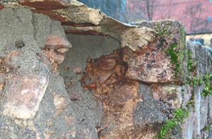Die Außenseite der zweischaligen Klostermauer hat versagt. Das lässt Einblicke in den Kern der historischen Mauer. Foto: Glaser