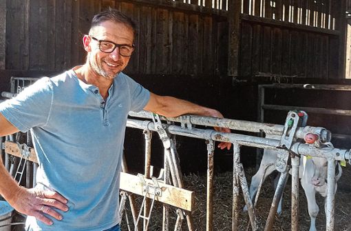 Mathias Volk ist gerne Landwirt – auch wenn die Arbeit nicht immer einfach ist. Er hält rund 70 Milchkühe plus Jungvieh. Foto: Schmidt