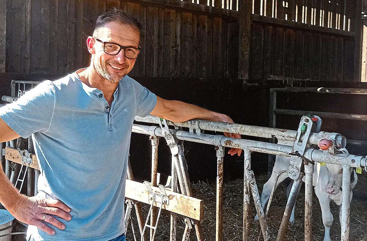 Mathias Volk ist gerne Landwirt – auch wenn die Arbeit nicht immer einfach ist. Er hält rund 70 Milchkühe plus Jungvieh.