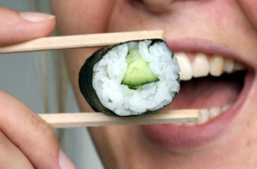 Sushi ungekühlt? Da vergeht den Lebensmittelkontrolleuren der Appetit.  Foto: dpa