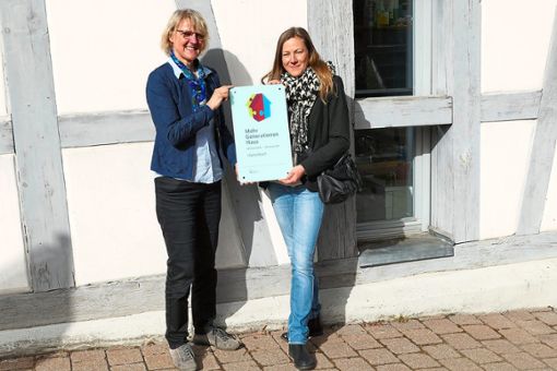 Birgit Riedel (links) und   Anna Lena Jacobs sind die neuen Ansprechpartner im Mehrgenerationenhaus Haiterbach.Foto: Stadler Foto: Schwarzwälder Bote