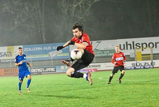 Mit neuen Kickschuhen gelang ihm ein Hattrick gegen Schott Mainz: Kaan Akkaya.Foto: Kara Foto: Schwarzwälder Bote